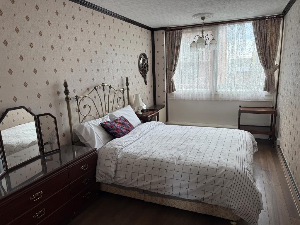 Lot: 111 - BALCONY FLAT FOR UPDATING IN TOWN CENTRE LOCATION - Double bedroom with southerly aspect